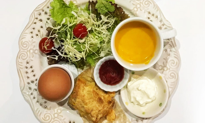 【カフェみつみつのランチセット】スコーンとサラダ、スープの写真